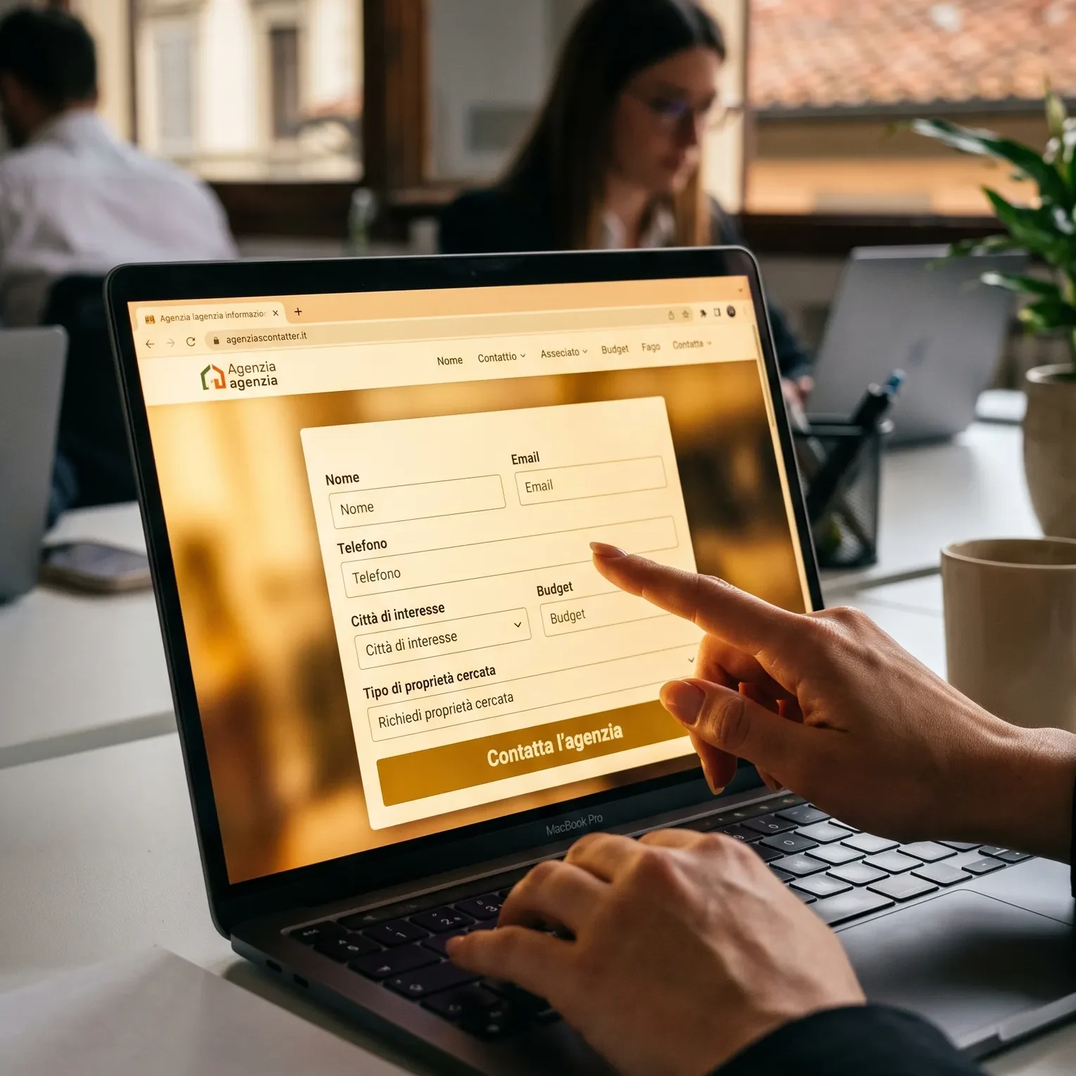Persona che ha trovato il cliente di A Bordo e compila un modulo di contatto per una agenzia immobiliare su un laptop